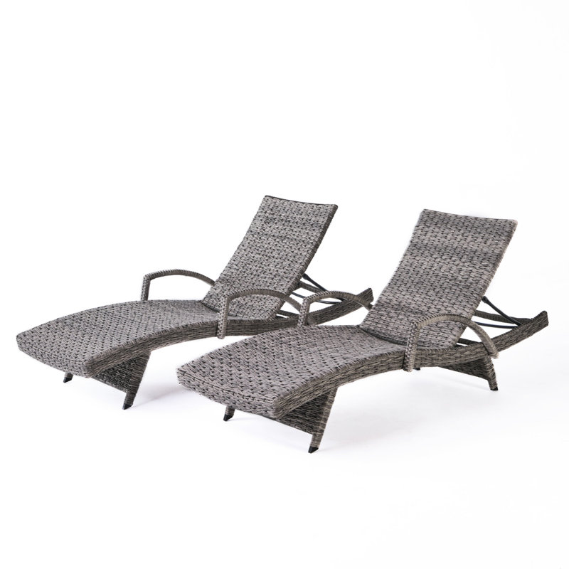 Détendez-vous dans le luxe avec une chaise longue grise et un style extérieur en aluminium