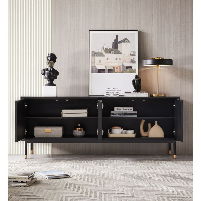 Meuble télé moderne en bois massif avec incrustations géométriques, quatre armoires de rangement fermées et pieds de support à pointe dorée