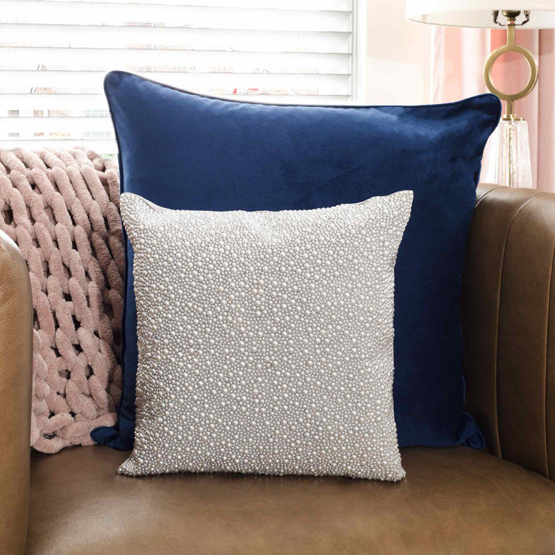 Coussin Sparkles Home Pearl avec fausses perles | Velours argenté | Insert de plumes 16 po x 16 po