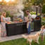 Îlot de cuisine extérieure au propane de 111,9 pouces (284 cm) et 107 000 BTU avec barbecue, four à pizza, réfrigérateur, rôtissoire et comptoir en granit.
