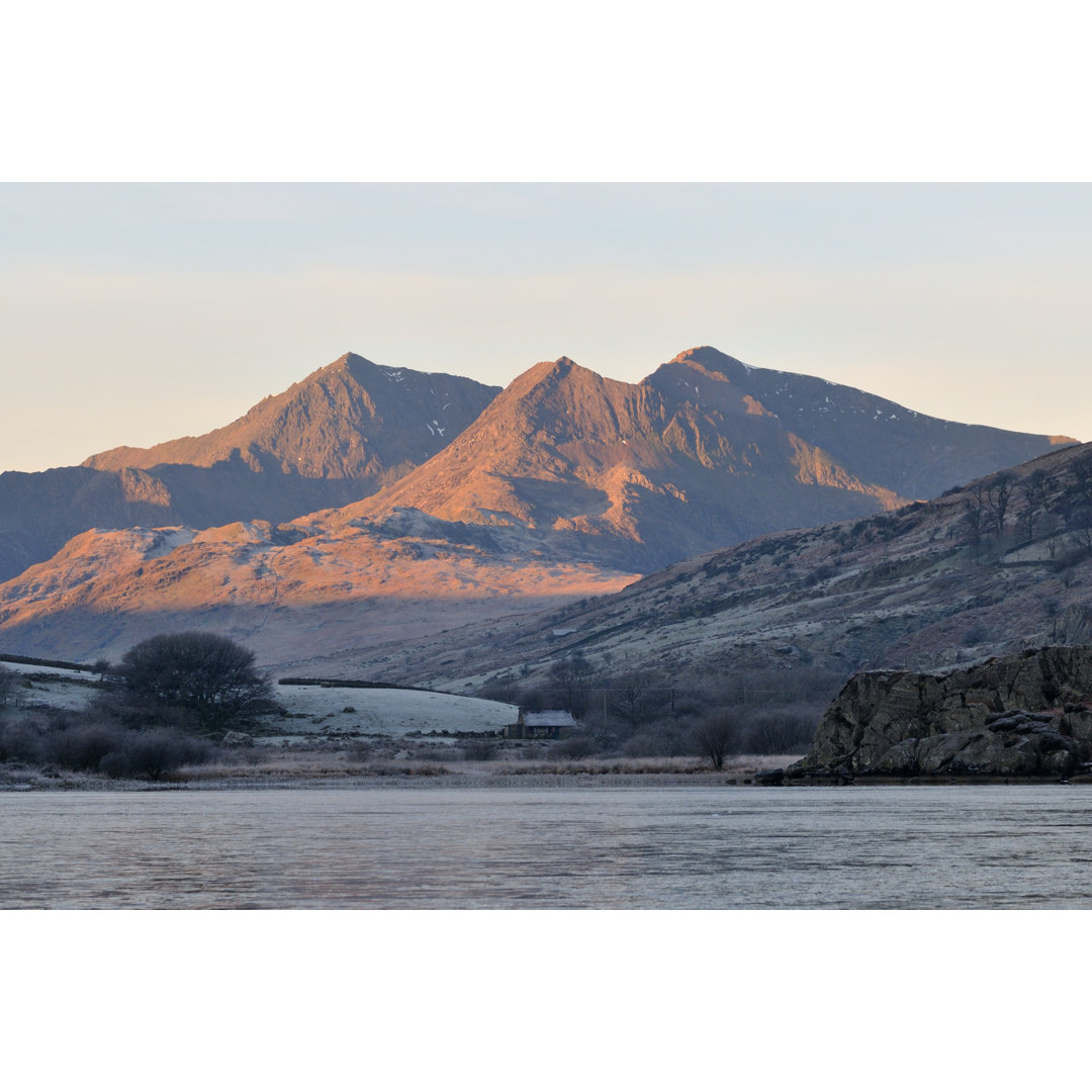 Snowdon At Dawn von AlasdairJames - Ohne Rahmen auf Leinwand