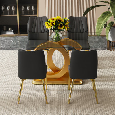 Ensemble de table et de chaises de bureau en verre trempé transparent de l 63 po x P 35,4 po x H 30 po avec 4 chaises en polyuréthane noir avec pieds en métal doré. Apportez une expérience de maison confortable à la cuisine, à la chambre à coucher et au bureau.
