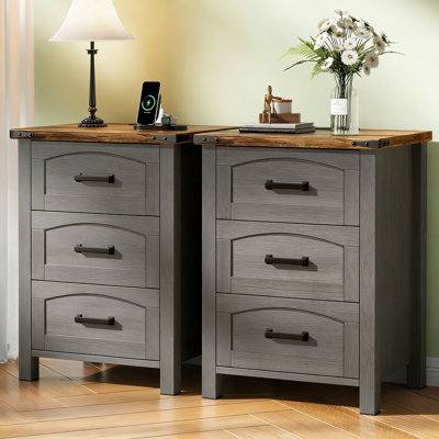 Ensemble de tables de chevet 3 tiroirs de 18 po de large avec station de charge intégrée, tables d'appoint en bois rustique gris avec USB et type C