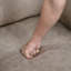 Causeuse inclinable manuelle en microfibre avec console centrale et ressorts ensachés 73 po Seese-2090878387