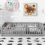 Lit plateforme au sol avec garde-corps et porte-823098075-835468838