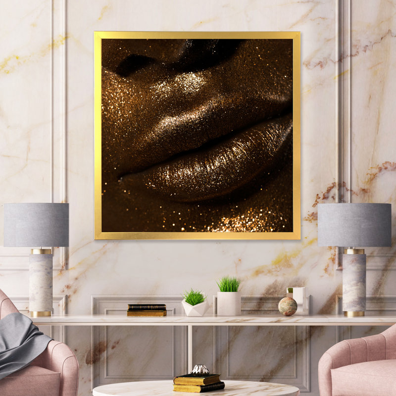 «Woman Lips with Glitter and Spangle» - photographie sur toile, H 16 po x l 16 po x 1,5 po, Toile encadrée d'or