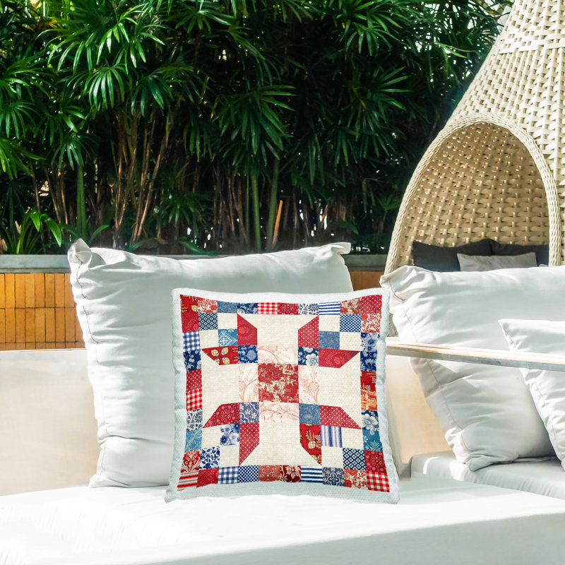 Coussin d'extérieur imprimé rouge et bleu par Susan Arnot