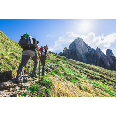 «Hikers on Mountain» par Deimagine