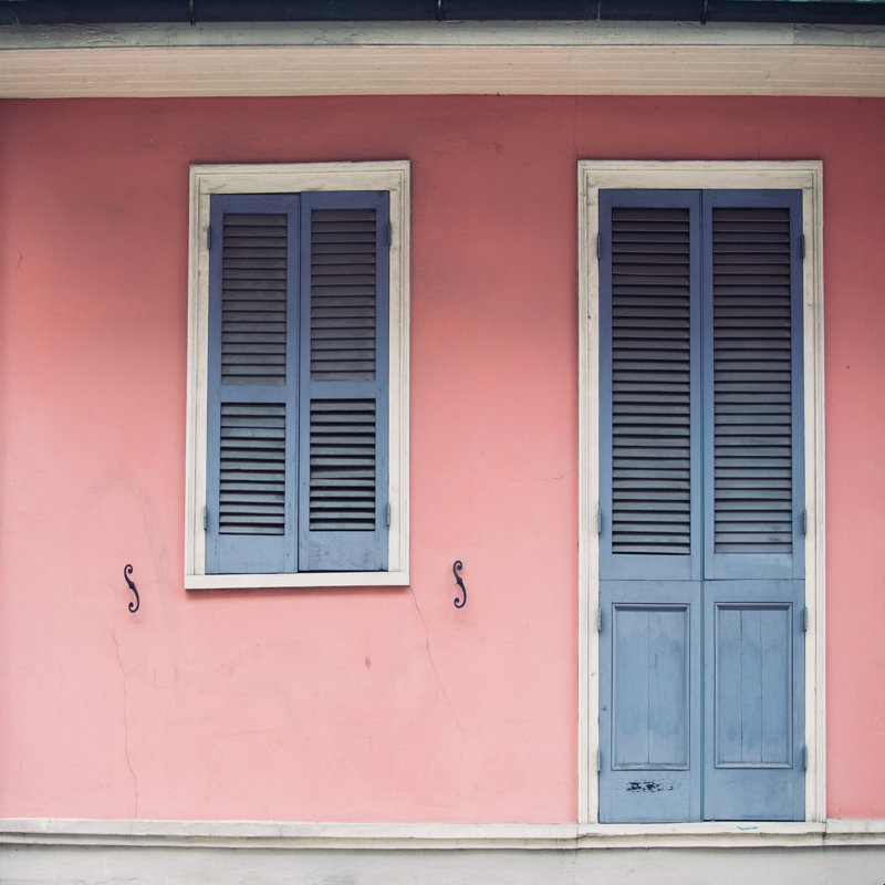 «French Quarter», impression couleur sur papier par Ann Hudec, Noir, H 30 po x l 30 po