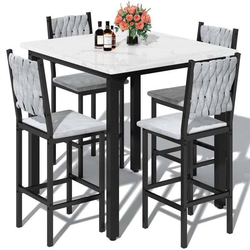 Table et chaises de salle à manger 5 pièces, 1 table à hauteur de comptoir et 4 tabourets de bar, ensemble de meubles de cuisine moderne, équipé de chaises rembourrées, table de salle à manger compacte avec une texture semblable au marbre, convient aux meubles de salon, de bar et de cuisine