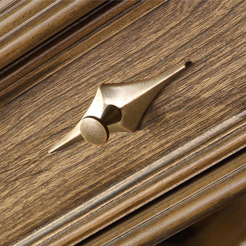 Table basse de style américain en bois massif sculpté.