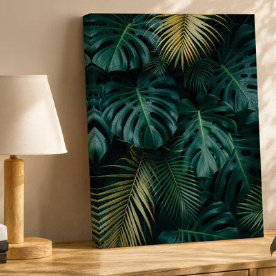Toile, "Un arrangement luxuriant et vibrant de diverses feuilles tropicales remplit le cadre d'art mural mettant en vedette une riche tapisserie de teintes vert foncé