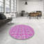 Tapis rose tissé à la machine-992940936