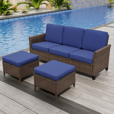 Ensemble de conversation d'extérieur à 3 places en osier brun avec accoudoirs courbés et coussins pour patio