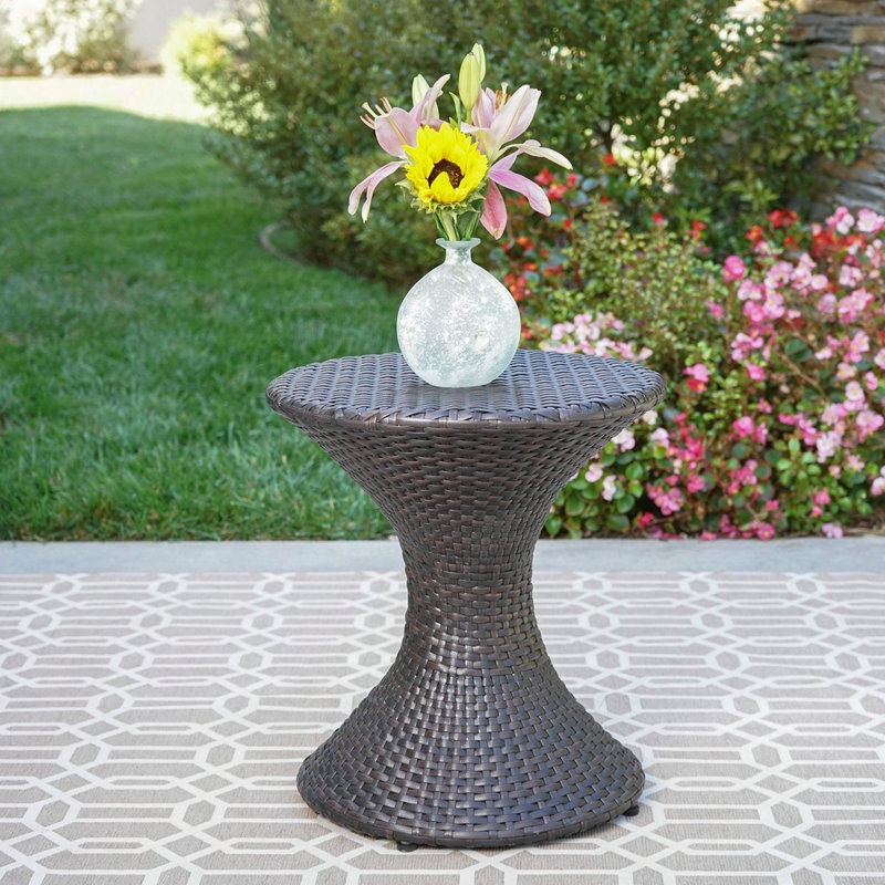 Table d'appoint d'extérieur en osier brun de 16 pouces Hourgla