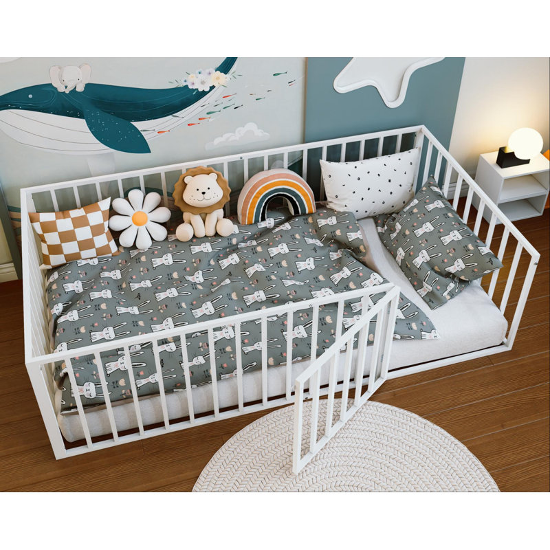 Lit simple pour enfants avec clôture et porte Montessori