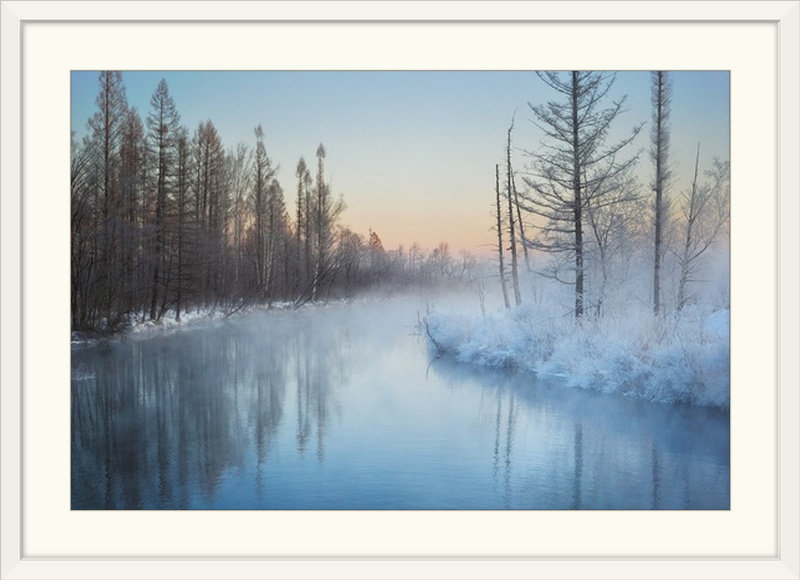 «Straub Morning River» par Tongjun Zhou - reproduction de photo, Cadre blanc, H 28 po x l 38 po x P 1 po