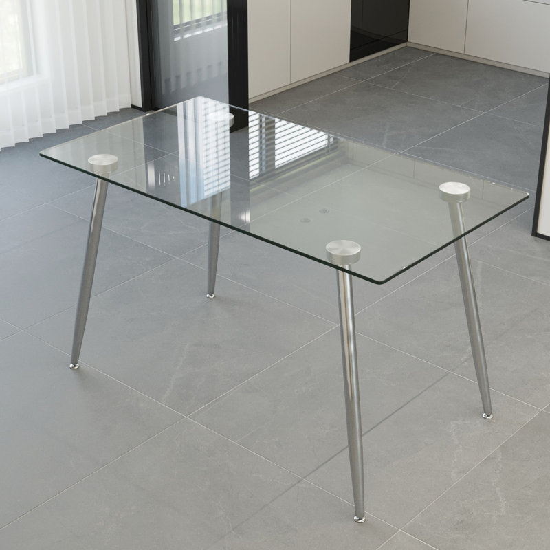 Élégante table de cuisine en verre avec une touche de sophistication moderne, de rayures polyvalentes pour différents styles de design, de protection des bords biseautés et d'esthétique