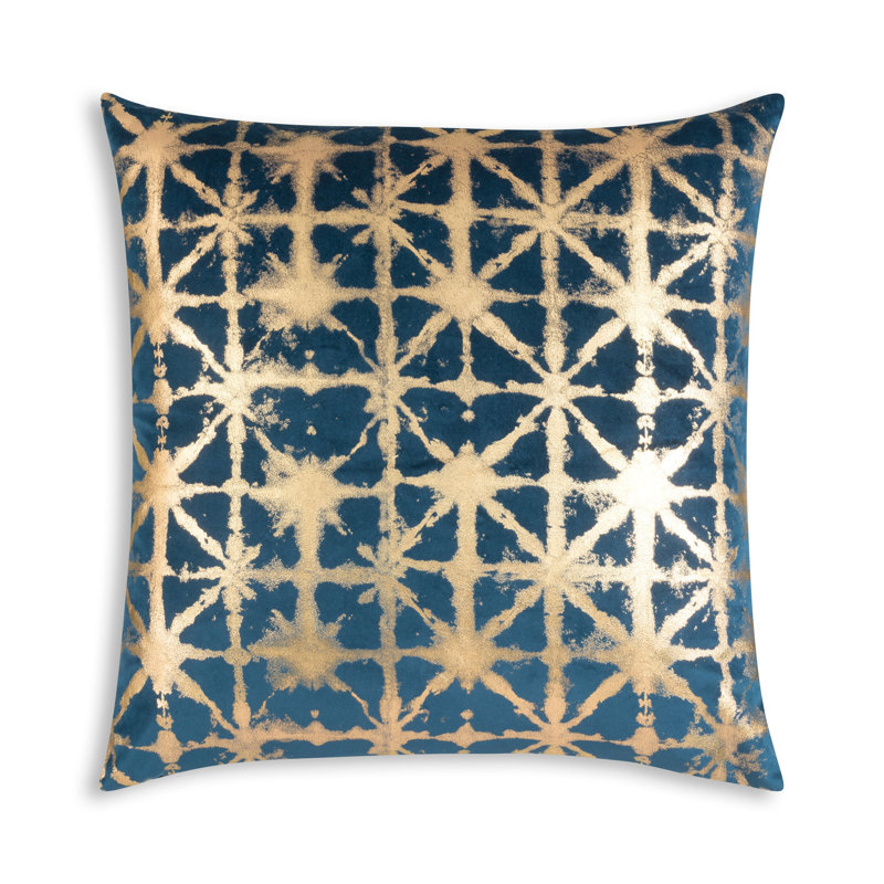 Coussin décoratif en velours Kora Cloud9 l 22 po x L 22 po avec imprimé géométrique et détails décoratifs Cloud9