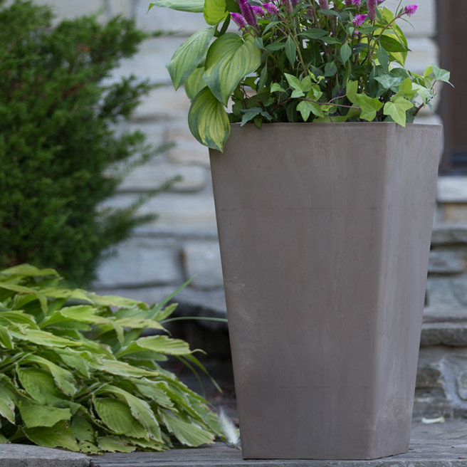 Jardinière en pot composite carrée Cara avec tablette végétale, 19.5" H x 10.5" W x 10.5" D, Charbon clair