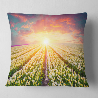 Blooming White Tulips - Coussin imprimé paysage