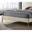 Très grand lit beige avec revêtement doux et pieds inclinés de style Mid-Century moderne doré-1080923577