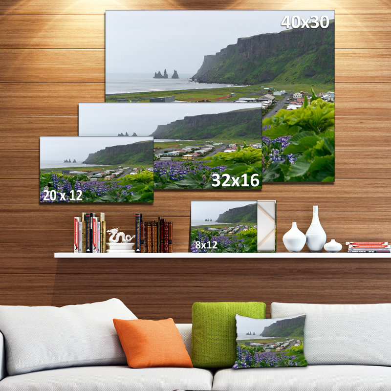 «Islandic Town Vik», reproduction de photo sur toile tendue, H 16 po x l 32 po x P 1 po