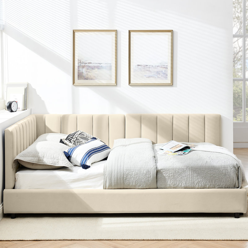 Structure de lit double confortable en velours beige pour une chambre à coucher et un salon rembourrés, avec accoudoirs stables en velours