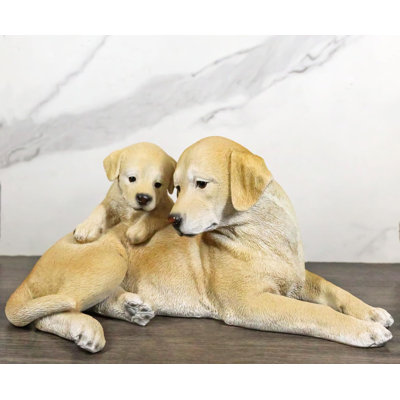 Figurine réaliste d'un adorable chiot labrador qui se blottit contre sa mère