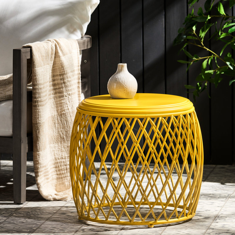 Table d'appoint en fer légère avec conception en treillis pour le patio et l'extérieur, aucun assemblage requis, Jaune