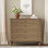 Grande commode antique à 4 tiroirs avec pieds en bois massif, rangement coulissant et ensemble anti-basculement sécuritaire pour la chambre à coucher ou la chambre de bébé.