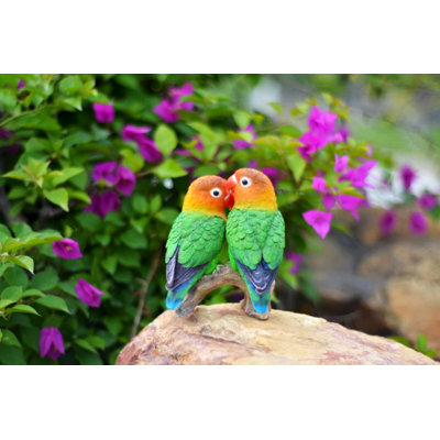 Statue perroquets on branch