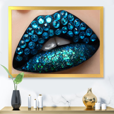 Femme avec lèvres rouges à lèvres noires et diamants bleus - photographie sur toile