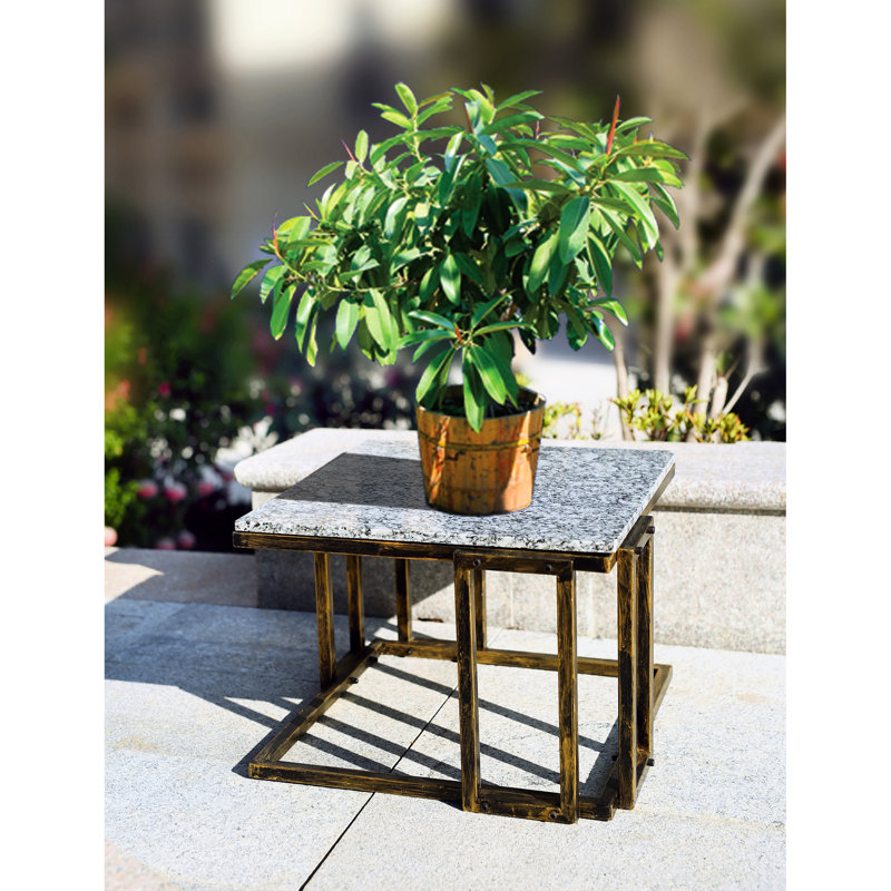 Support pour plante en marbre de granit 14,5 po avec supports en métal noir / or - plateforme à copeaux et pieds sophistiqués