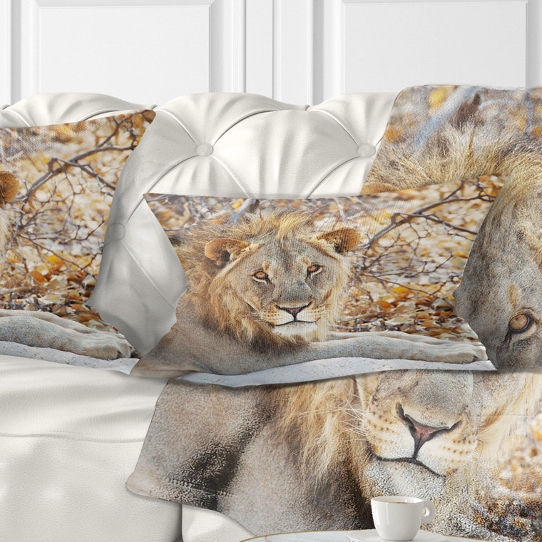 Lion solitaire qui se repose dans la forêt - Coussin décoratif à imprimé animal, Rectangulaire, 12 po x 20 po