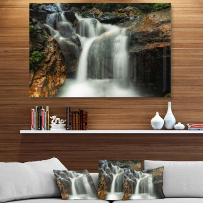 Slow Motion Waterfall on Rocks - Photographie sans cadre sur métal