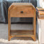 Mini table de chevet en chêne avec tiroir et tablette ouverte, beige et brun