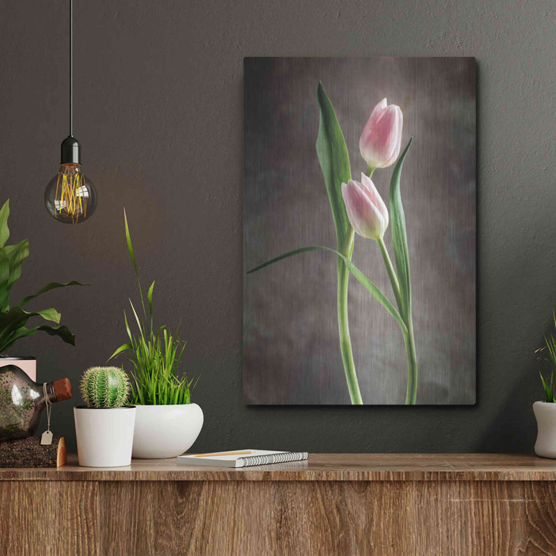 «Spring Tulips VI» par Debra Van Swearingen, H 16 po x l 12 po