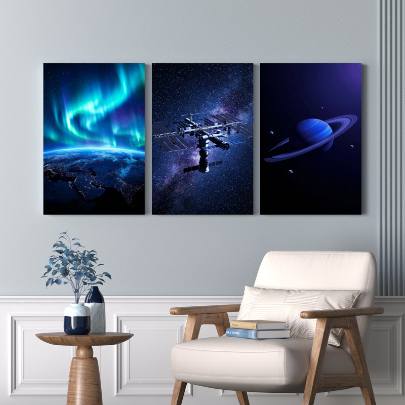 Ensemble de 3 tableaux sur toile tendue représentant des aurores boréales, la Terre, la Station spatiale internationale et Saturne.