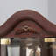 Vitrine d'angle en verre exquis avec tablettes réglables, barre lumineuse et décoration sculptée pour mettre en valeur des objets précieux-1629519420