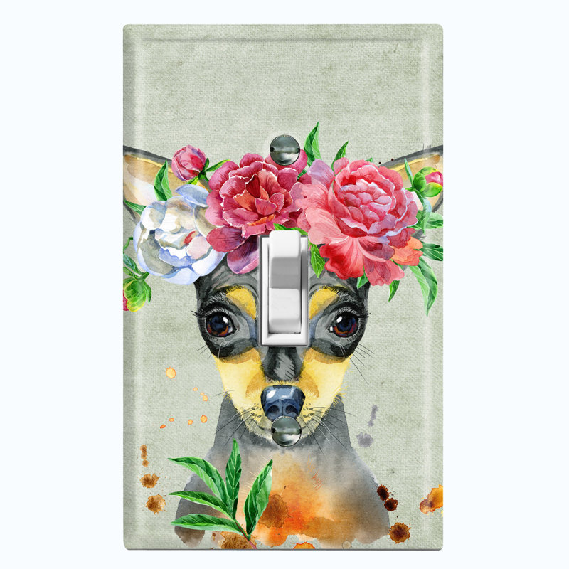 Mignon chihuahua avec couronne de fleurs et couronne murale
