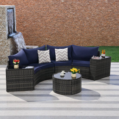 Ensemble modulaire de patio 7 pièces demi-lune d'extérieur - Osier bleu foncé, 4 canapés courbés sans accoudoirs, table basse ronde en verre trempé et 2 tables d'appoint - Coussins toutes saisons lavables à la machine pour le jardin, la terrasse ou la piscine