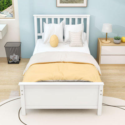Lit plateforme simple en bois avec tête de lit et lattes robustes