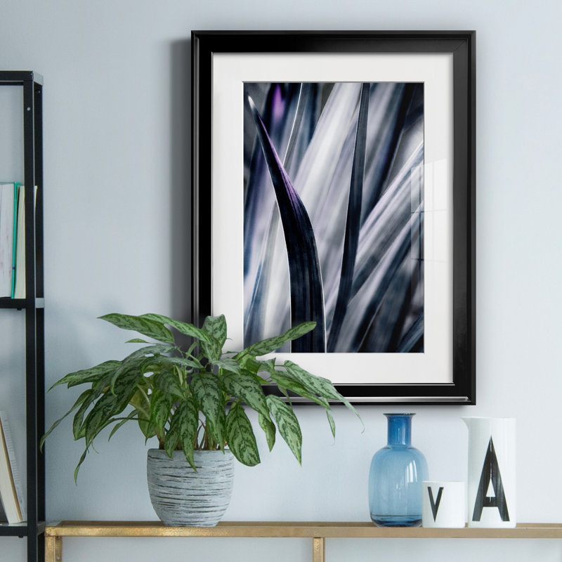 "Blue Leaves" par Irene Weisz - reproduction de photo sur papier encadrée, H 18,5 po x l 24,5 po x P 1,5 po, Cadre noir