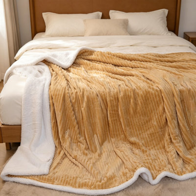 Jeté en sherpa réversible très grand rayé beige, 87 po x 94 po.