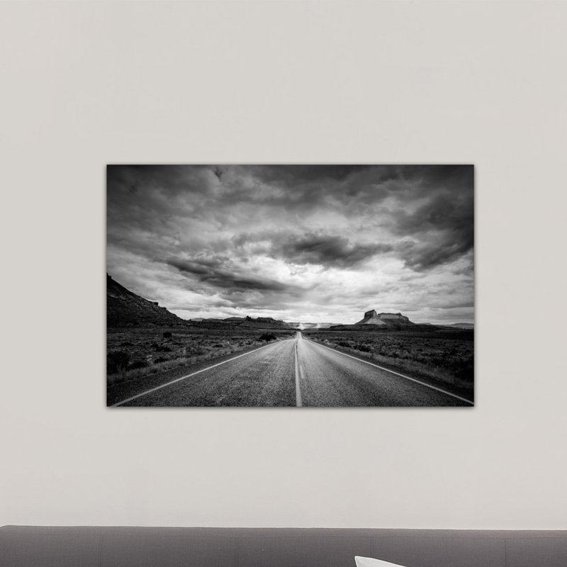 « long stretch of road » par dan ballard, reproduction de photo sur toile, H 26 po x l 40 po x P 1,5 po, Toile tendue