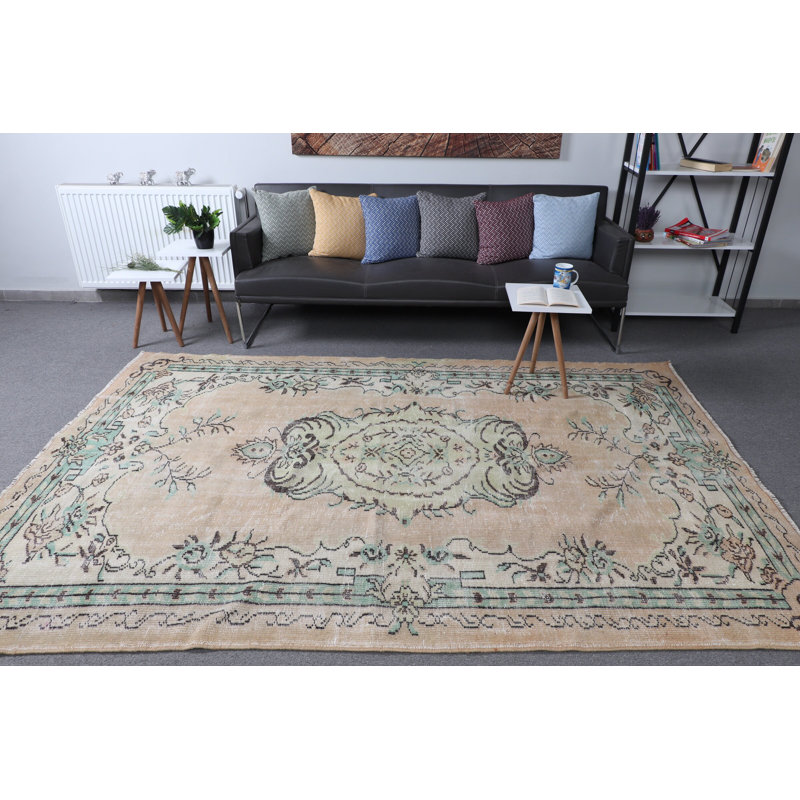 Grand tapis en laine bronze avec des influences turques pour rehausser le décor rétro de votre salle à manger