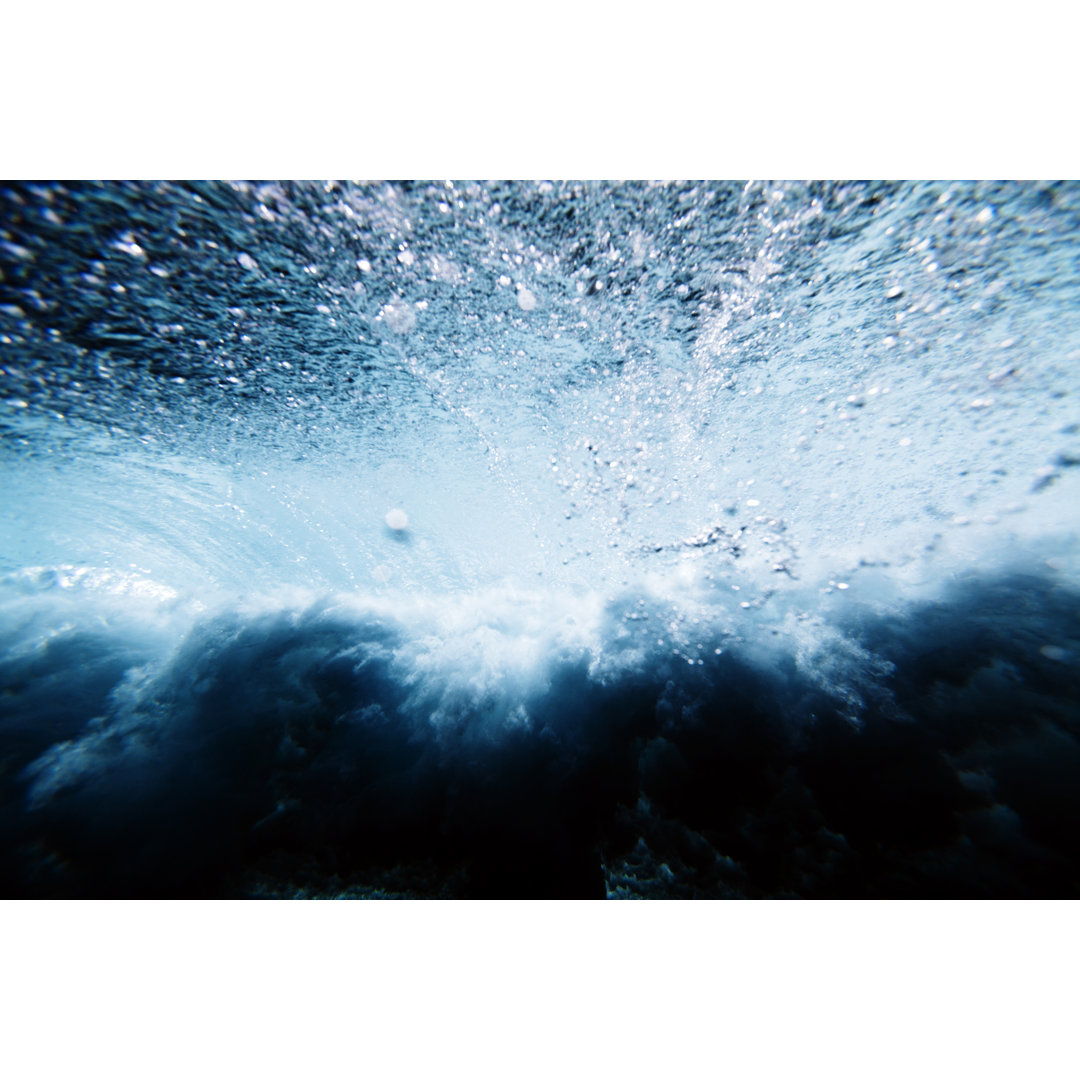 Wave Crashing Underwater von Subman - Kunstdrucke auf Leinwand