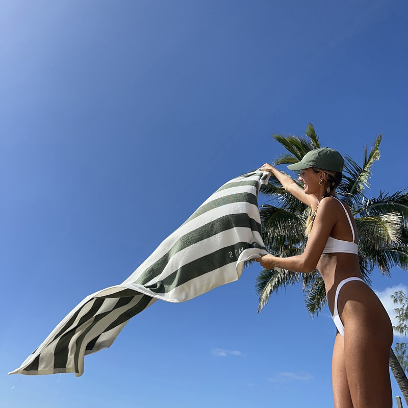 Sunnylife: Serviette de plage - La rayure olive Vacay - 70,9 x 35,4 po, 450 g / m² de première qualité, coton, boucle suspendue, logo brodé, grande capacité d'absorption, serviette de piscine en peluche