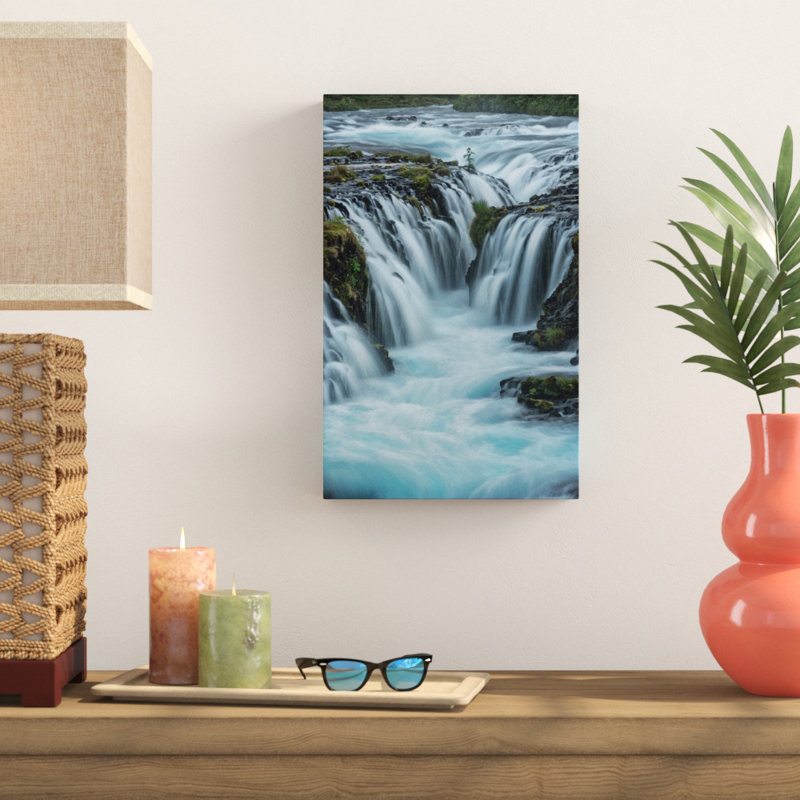 « cascade d’eau bleue », photographie sur toile tendue, H 19 po x l 12 po x P 2 po